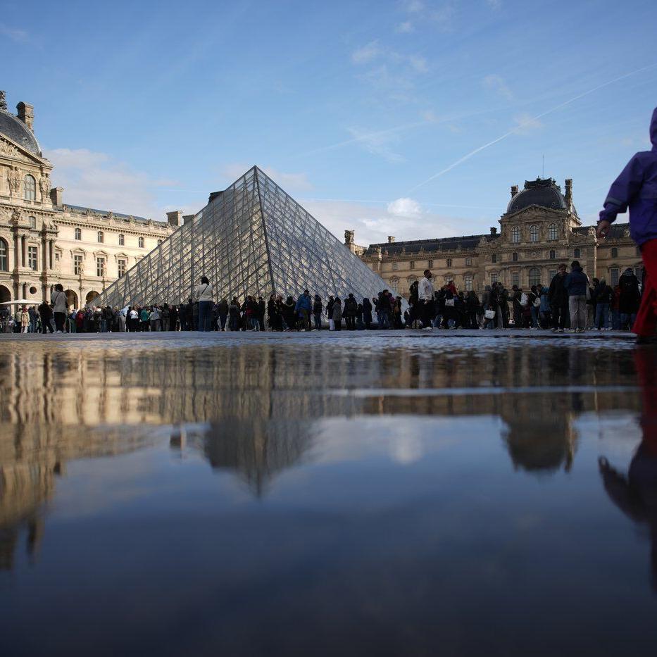 French senators say security at the Louvre is 'not in line' with modern standards and demand action